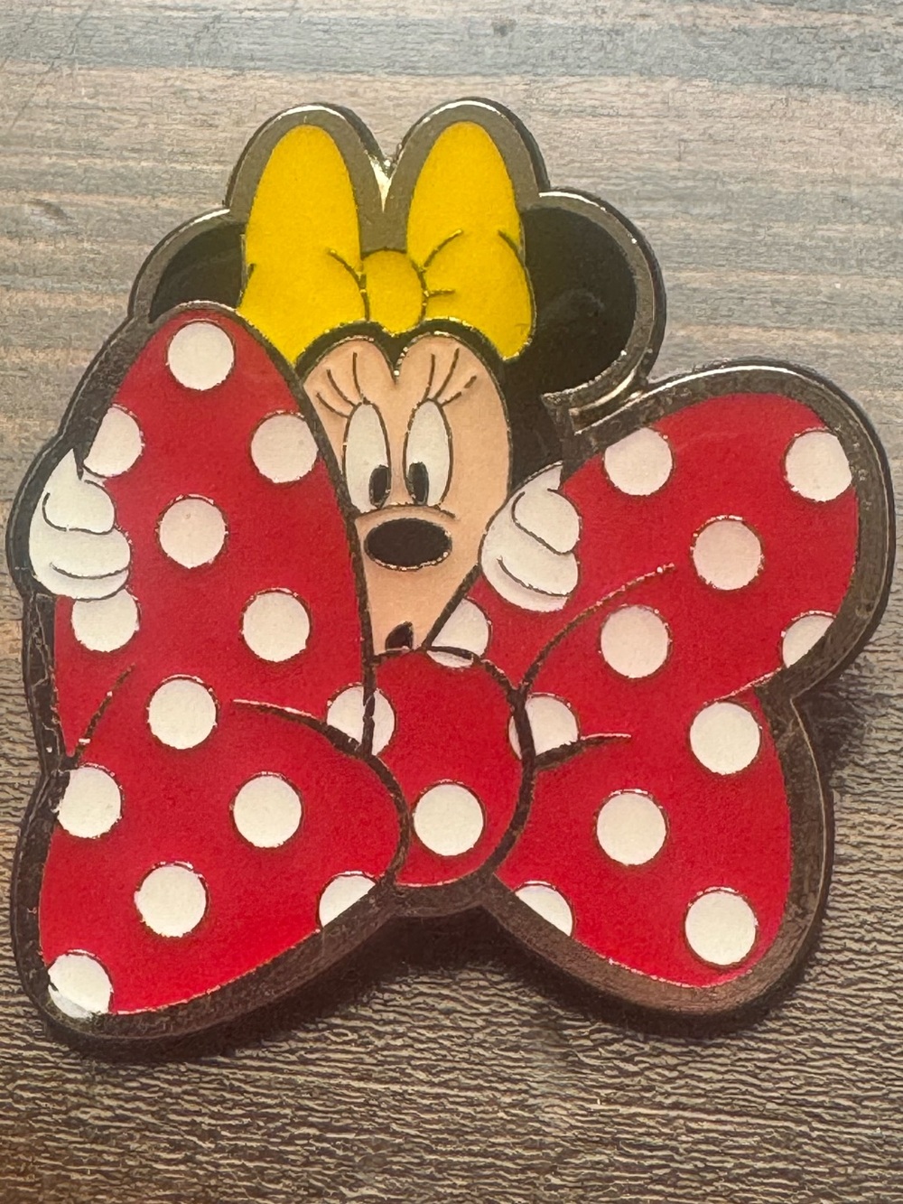 5/$25 Disney Minnie Mouse Peeking Behind Bow Pin‎